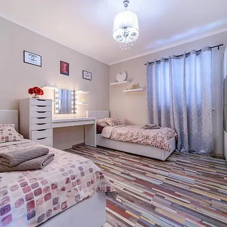 Daire New! With Private Pool Near Split *