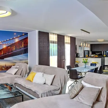 New! With Private Pool Near Split דירה *