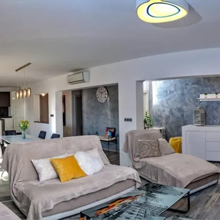 דירה New! With Private Pool Near Split *