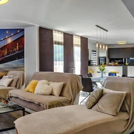 דירה New! With Private Pool Near Split סולין