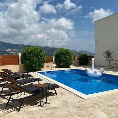 New! With Private Pool Near Split דירה סולין