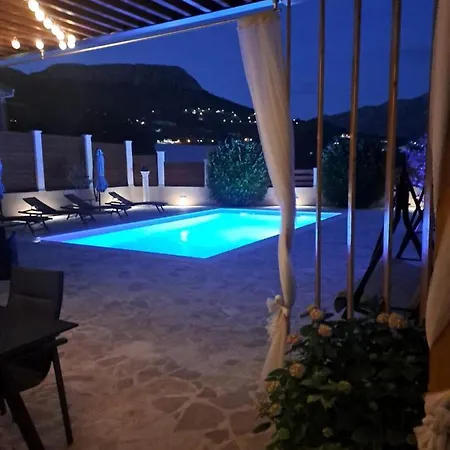 New! With Private Pool Near Split דירה סולין